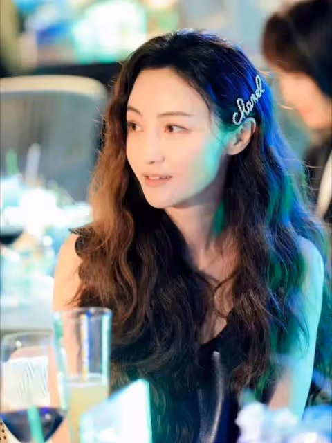 42歲姚笛近照曝光,現身加拿大素顏狀態超好,左手無名指婚戒已摘