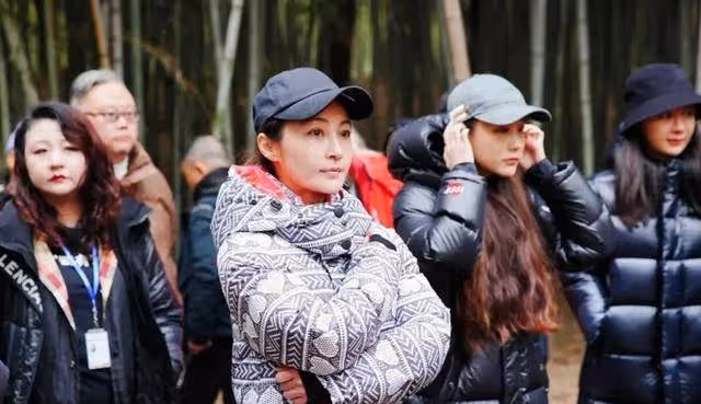 42歲姚笛近照曝光,現身加拿大素顏狀態超好,左手無名指婚戒已摘