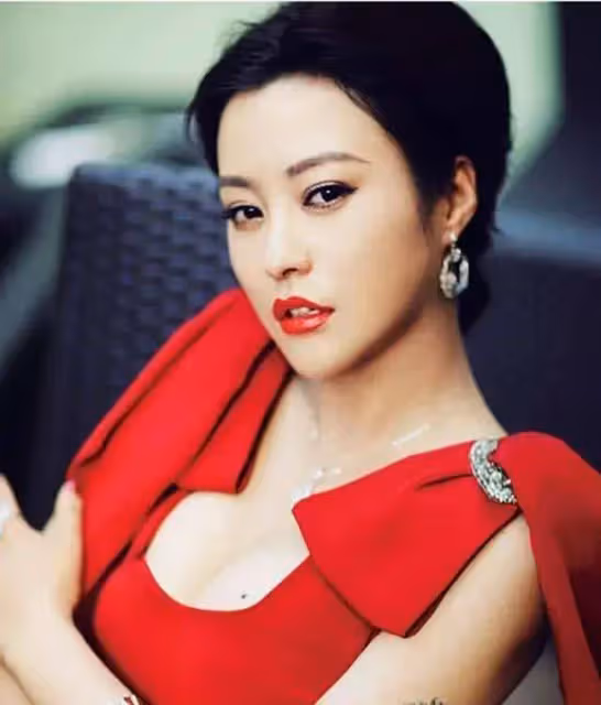 曾演兩部大尺度戲情史坎坷爭議大!性感美女郝蕾叛逆人生