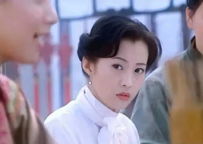 曾演兩部大尺度戲情史坎坷爭議大!性感美女郝蕾叛逆人生
