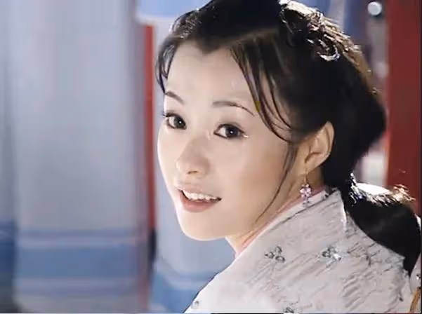 曾演兩部大尺度戲情史坎坷爭議大!性感美女郝蕾叛逆人生