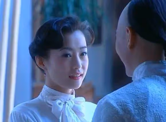 曾演兩部大尺度戲情史坎坷爭議大!性感美女郝蕾叛逆人生