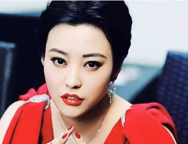 曾演兩部大尺度戲情史坎坷爭議大!性感美女郝蕾叛逆人生