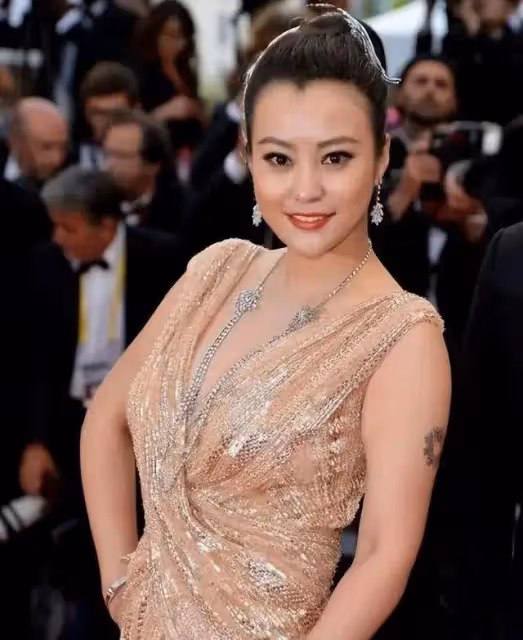 曾演兩部大尺度戲情史坎坷爭議大！性感美女郝蕾叛逆人生