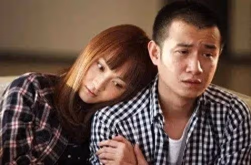 網友國外偶遇姚笛，打扮清純顯年輕，大方合影沒架子，本人好美