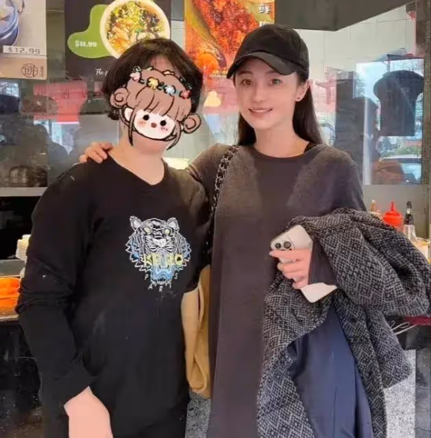 網友國外偶遇姚笛，打扮清純顯年輕，大方合影沒架子，本人好美