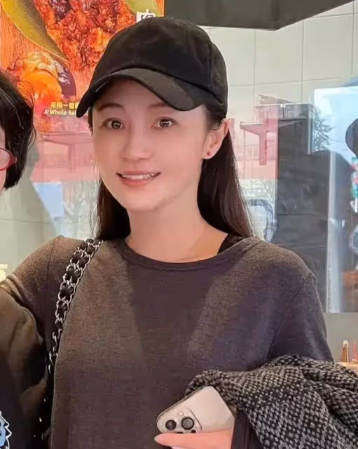 網友國外偶遇姚笛，打扮清純顯年輕，大方合影沒架子，本人好美
