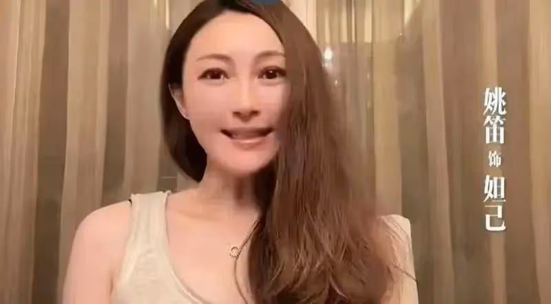 網友國外偶遇姚笛，打扮清純顯年輕，大方合影沒架子，本人好美
