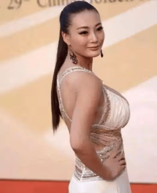 她曾是中國「乳神」,身材好到爆炸,曾出演《一路向西》,可惜如今不溫不火