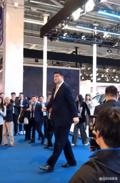 無官一身輕!姚明參觀上海進博會車展,鬍子颳得乾淨和領導談笑風生