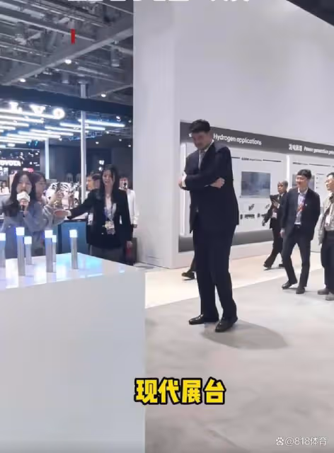無官一身輕!姚明參觀上海進博會車展,鬍子颳得乾淨和領導談笑風生