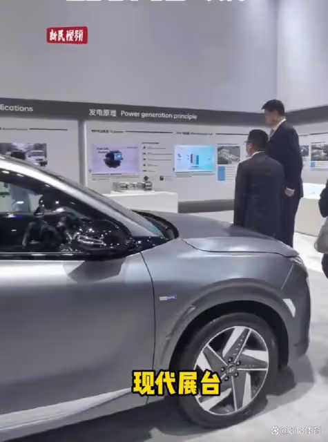 無官一身輕!姚明參觀上海進博會車展,鬍子颳得乾淨和領導談笑風生