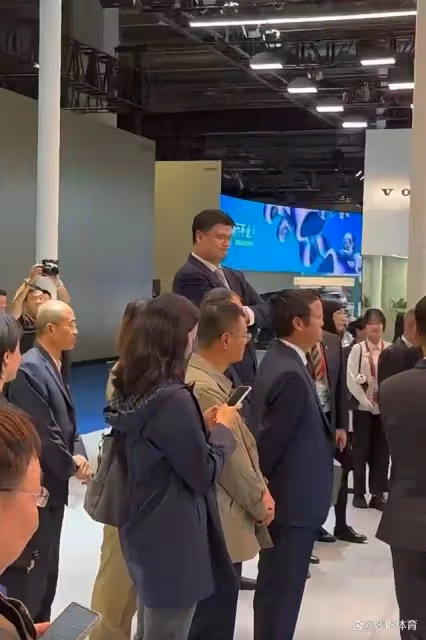 無官一身輕!姚明參觀上海進博會車展,鬍子颳得乾淨和領導談笑風生