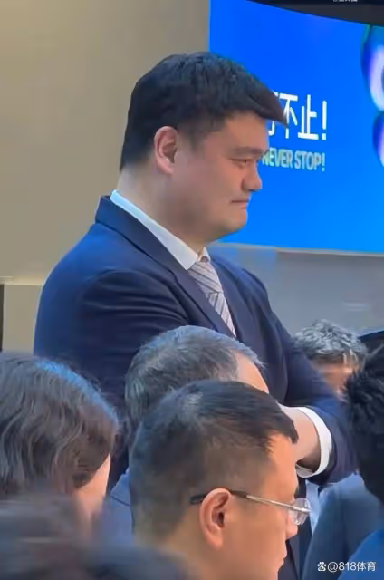 無官一身輕!姚明參觀上海進博會車展,鬍子颳得乾淨和領導談笑風生