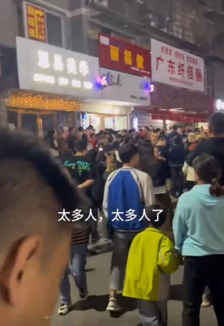 堪比全紅嬋!髮型師曉華太火了,店門口人山人海,形成小吃街