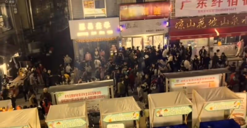 堪比全紅嬋!髮型師曉華太火了,店門口人山人海,形成小吃街