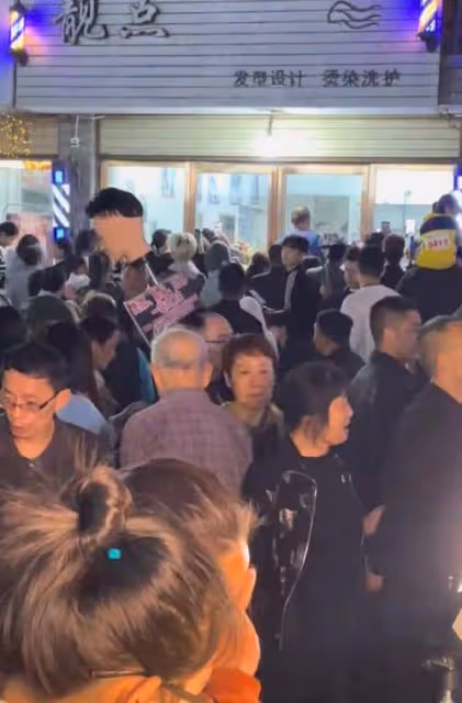 堪比全紅嬋!髮型師曉華太火了,店門口人山人海,形成小吃街