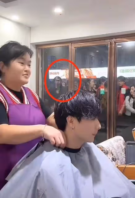 堪比全紅嬋！髮型師曉華太火了，店門口人山人海，形成小吃街
