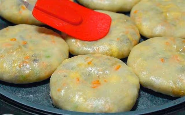 天冷蘑菇這樣做才好吃,成本不到10元,薄皮大餡,每次至少吃5張
