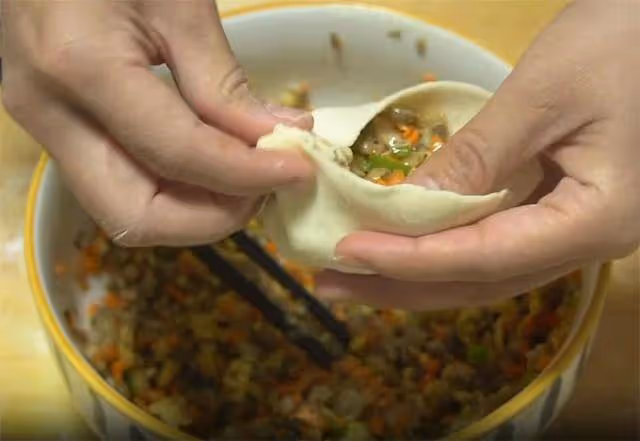 天冷蘑菇這樣做才好吃,成本不到10元,薄皮大餡,每次至少吃5張