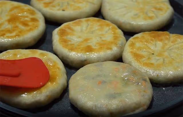 天冷蘑菇這樣做才好吃,成本不到10元,薄皮大餡,每次至少吃5張