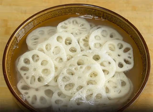 蓮藕直接用水洗是錯的,等於吃淤泥,教你小技巧,泥土蟲卵全跑光