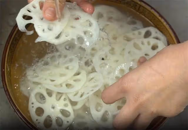 蓮藕直接用水洗是錯的,等於吃淤泥,教你小技巧,泥土蟲卵全跑光