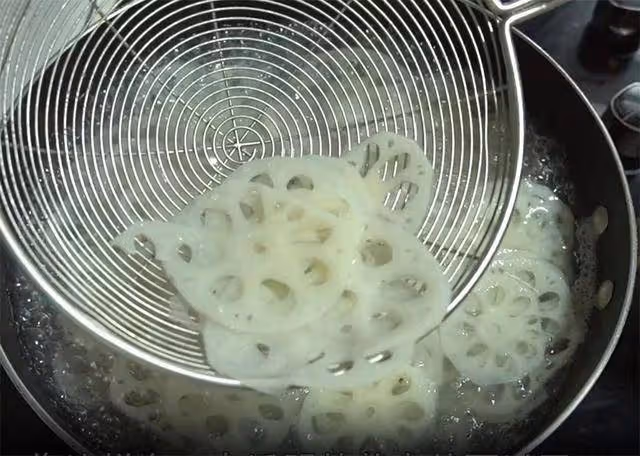 蓮藕直接用水洗是錯的,等於吃淤泥,教你小技巧,泥土蟲卵全跑光