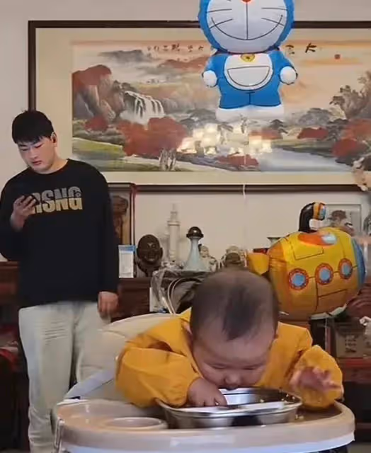 大衣哥孫子近照曝光，越長越像陳萌，朱小偉當爸後變得成熟有擔當