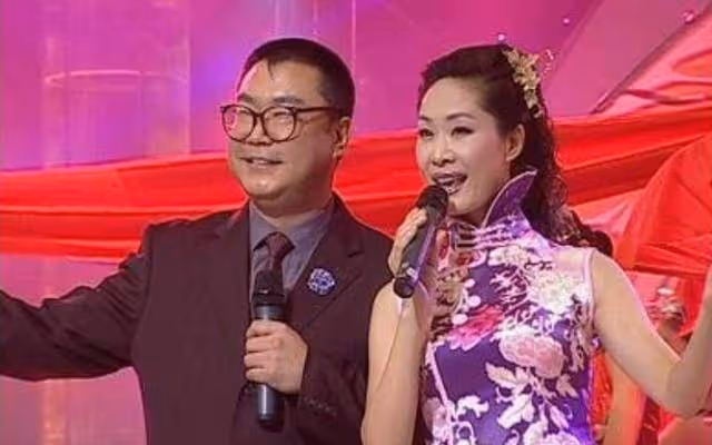 歌手於文華：再婚閃戀未婚小伙，23年無子，如今幸福成謎？