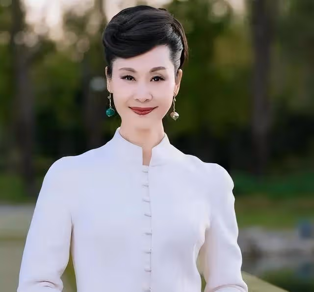 歌手於文華：再婚閃戀未婚小伙，23年無子，如今幸福成謎？