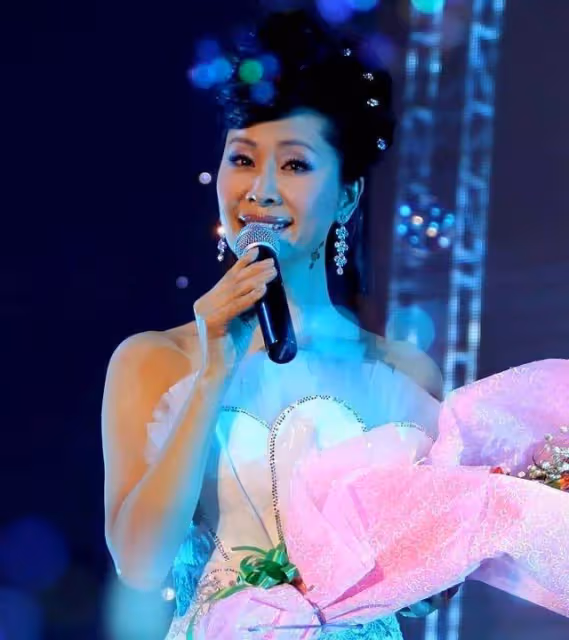 歌手於文華：再婚閃戀未婚小伙，23年無子，如今幸福成謎？