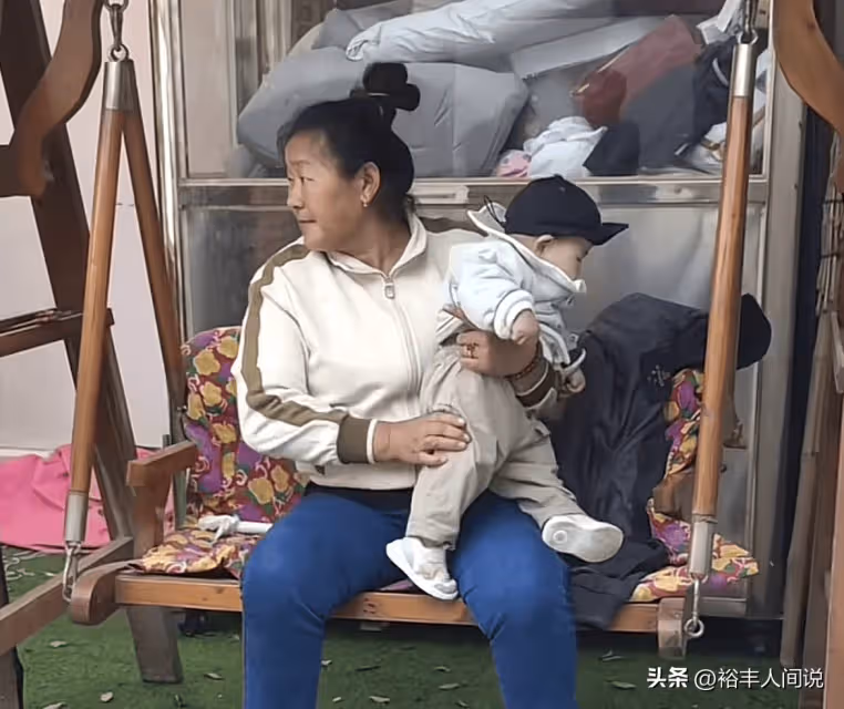 大衣嫂帶孫子惹擔心，大名「村味」十足，細節證實朱小偉終於長大