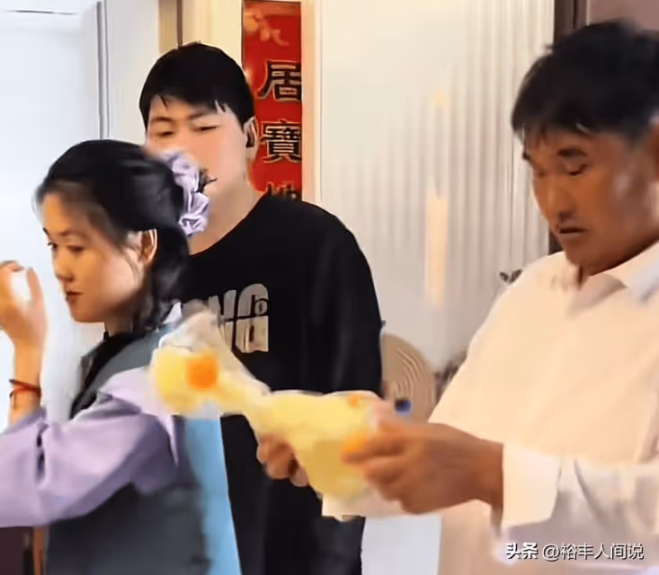 大衣嫂帶孫子惹擔心，大名「村味」十足，細節證實朱小偉終於長大
