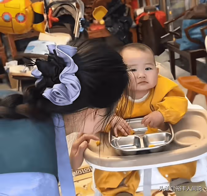大衣嫂帶孫子惹擔心，大名「村味」十足，細節證實朱小偉終於長大