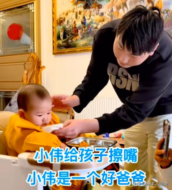 大衣嫂帶孫子惹擔心，大名「村味」十足，細節證實朱小偉終於長大