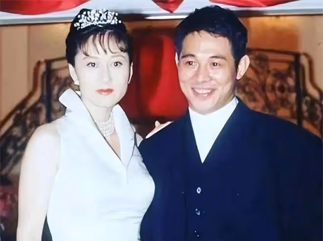 「拋妻棄子」,逼原配自盡,成名後甩了原配的3位男星,誰更渣?