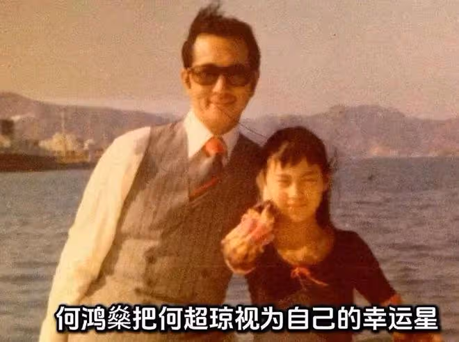 62歲何超瓊狀態堪比26,紫色旗袍下竟然藏著初戀的秘密!