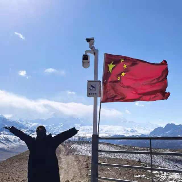 楊冪曬旅行美照,激動與國旗合影,扎雙辮背粉包少女感超足