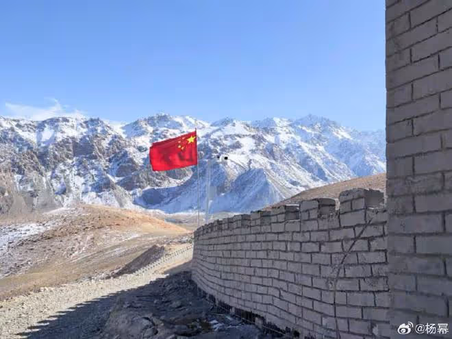 楊冪曬旅行美照,激動與國旗合影,扎雙辮背粉包少女感超足