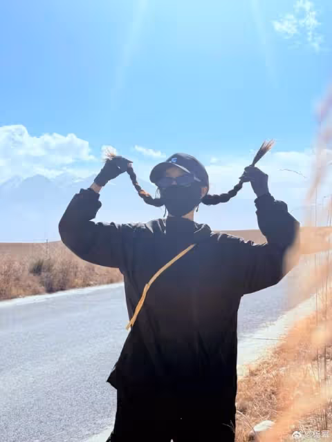 楊冪曬旅行美照,激動與國旗合影,扎雙辮背粉包少女感超足