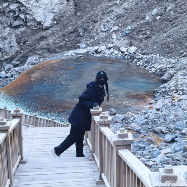 楊冪曬旅行美照,激動與國旗合影,扎雙辮背粉包少女感超足