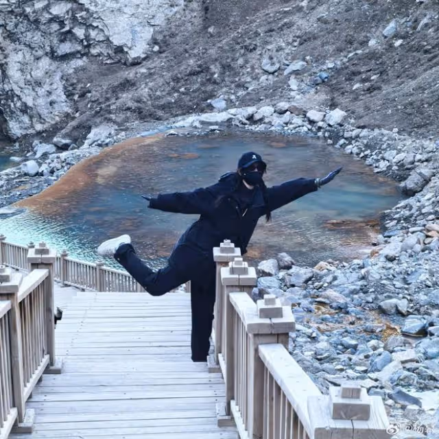 楊冪曬旅行美照,激動與國旗合影,扎雙辮背粉包少女感超足