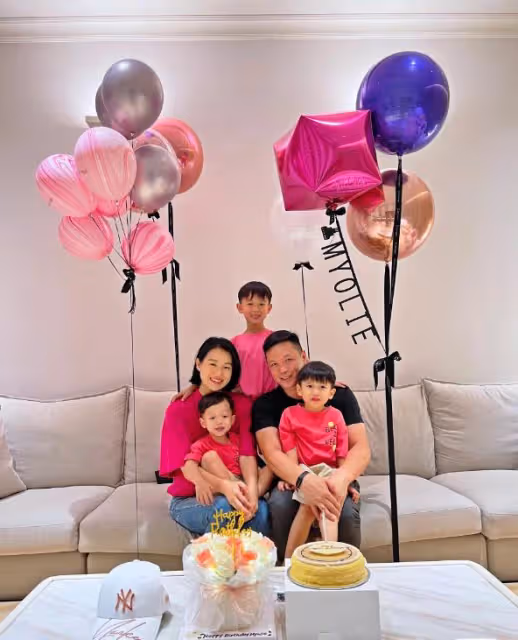 胡杏兒45歲生日,李乘德曬十年慶生照,二人世界變一家五口太幸福