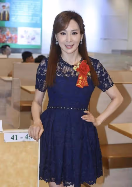 59歲美魔女自爆拍廣告挑戰性感底線,跑內地忙商演活動,直言拍劇隨緣