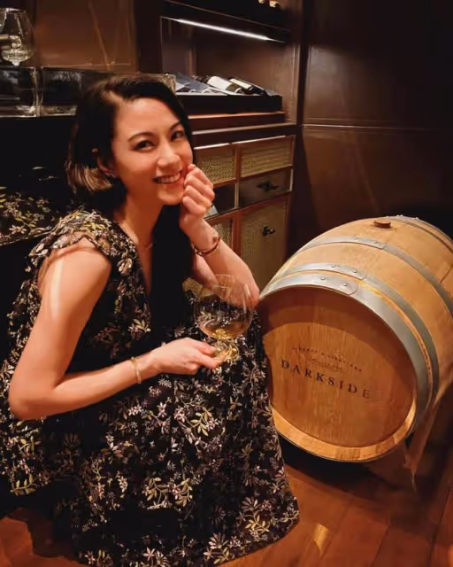 TVB前花旦與外國男友人擁抱品酒,感情生活神秘,曾有四段情均無果被批拜金