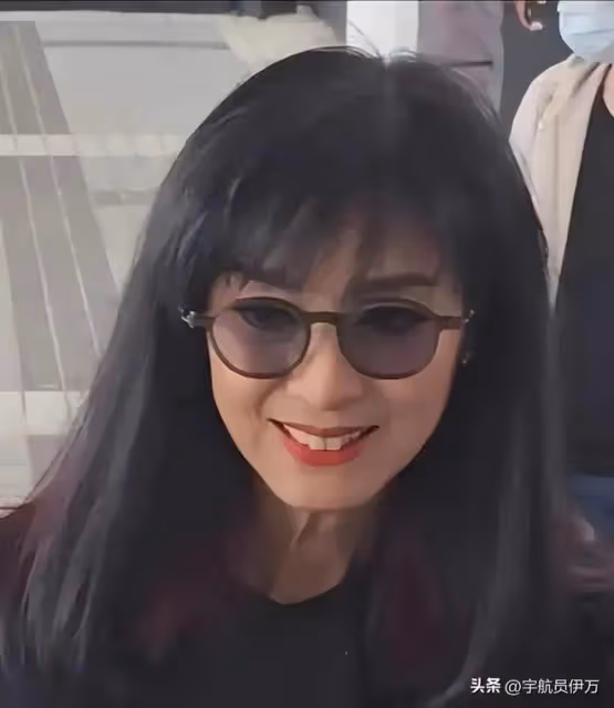 原來她們是親姐妹,姐姐被梁小龍帶紅,妹妹卻因徐少強毀了前途