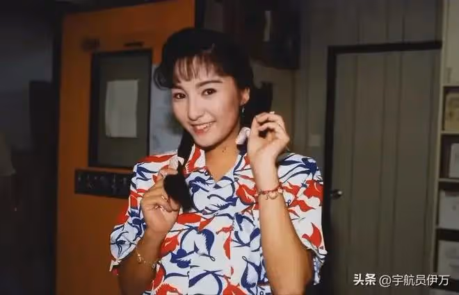 原來她們是親姐妹,姐姐被梁小龍帶紅,妹妹卻因徐少強毀了前途