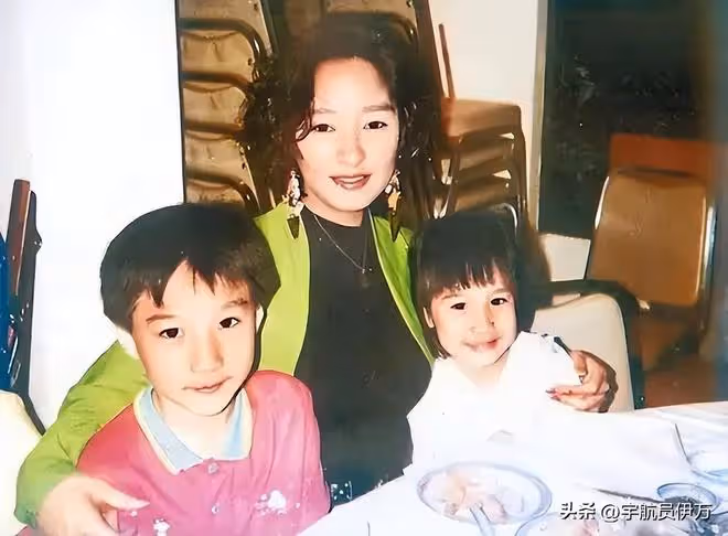 原來她們是親姐妹,姐姐被梁小龍帶紅,妹妹卻因徐少強毀了前途