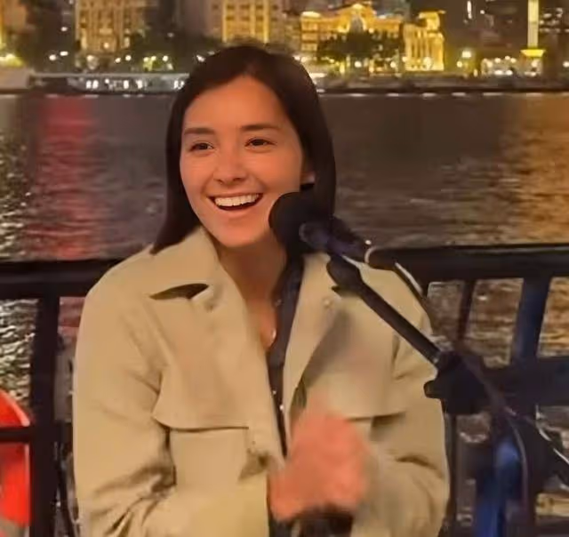 TVB混血女星在街頭賣唱,高顏值引圍觀,不受高層力捧拍劇機會少